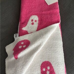 NWT viral pink reversible ghost blanket! super soft